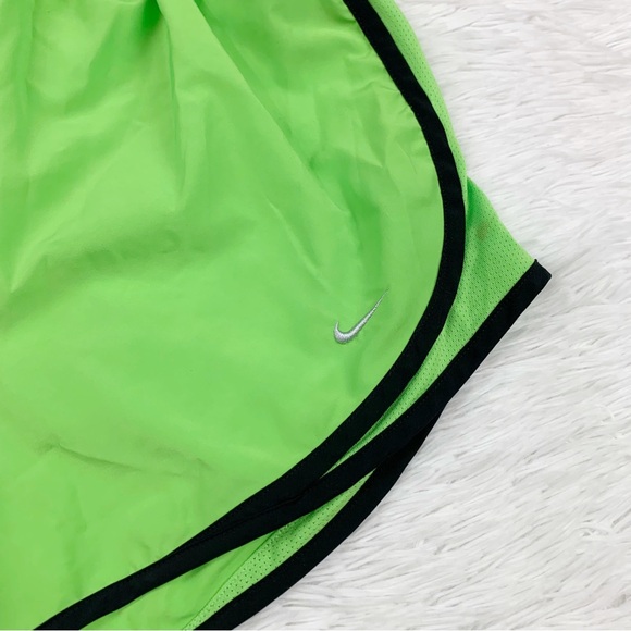 Nike training short in neon green - Picture 2 of 7
